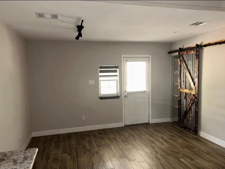 15101 South Dr — Photo 2