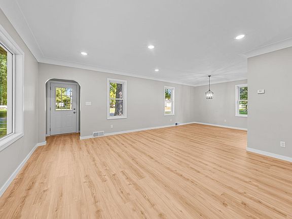 3rd image of 406 2nd St SE