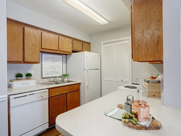 Shadowbluff Apartments — Photo 26