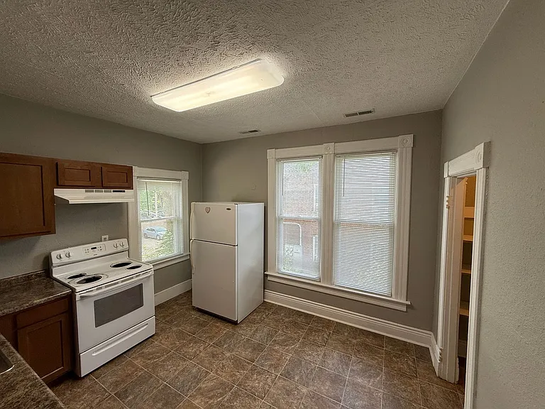 118 N Glenwood Ave — Photo 50