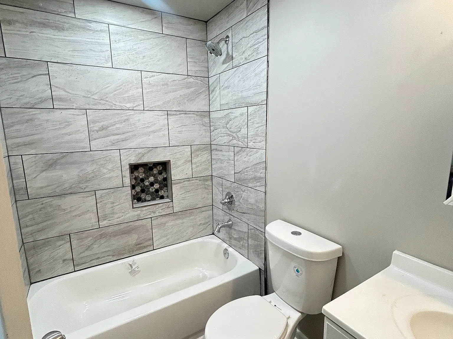 5 bed, 1457 sqft, $2,700 — Photo 2