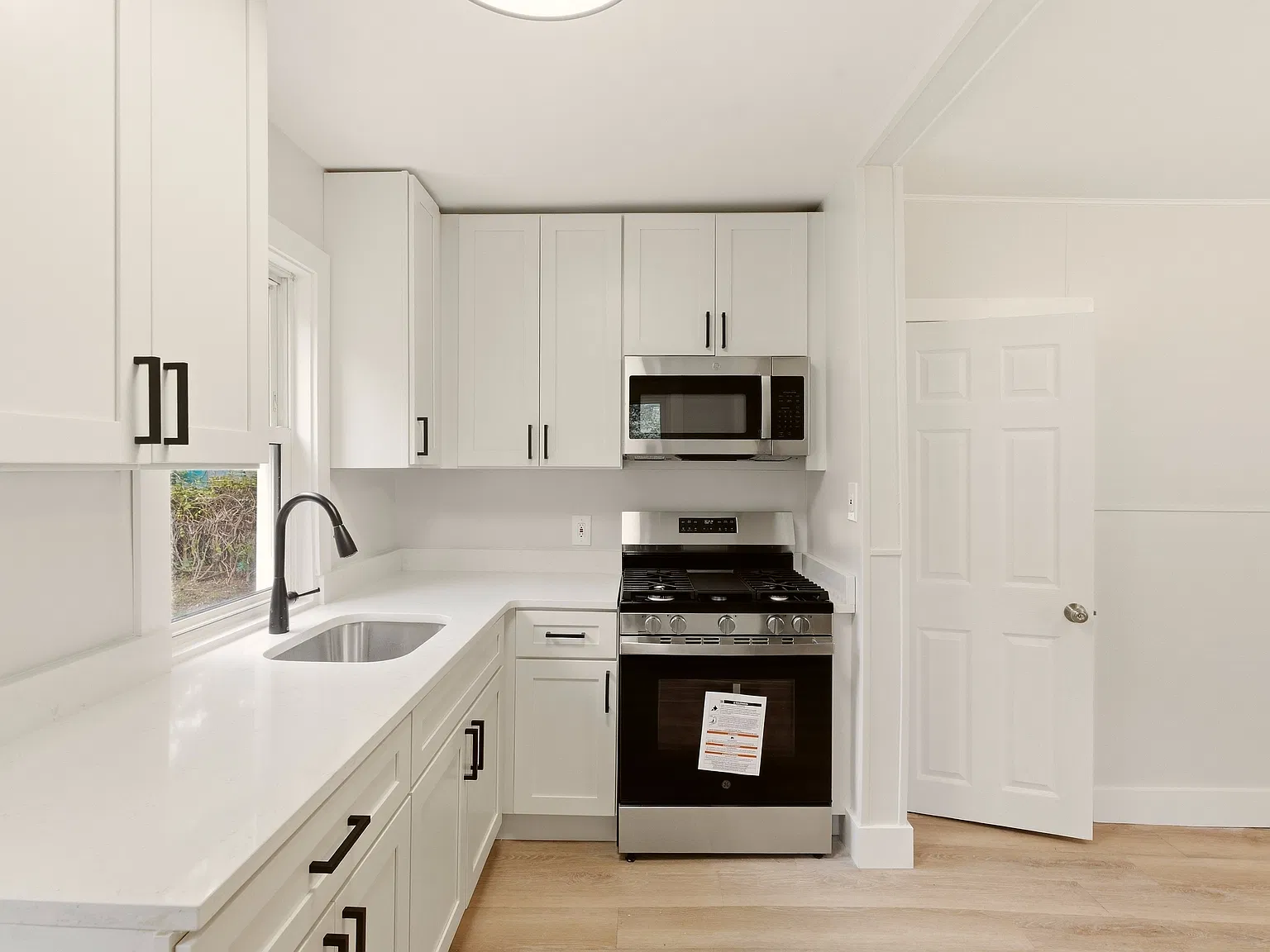 3 bed, 1100 sqft, $2,250 — Photo 3