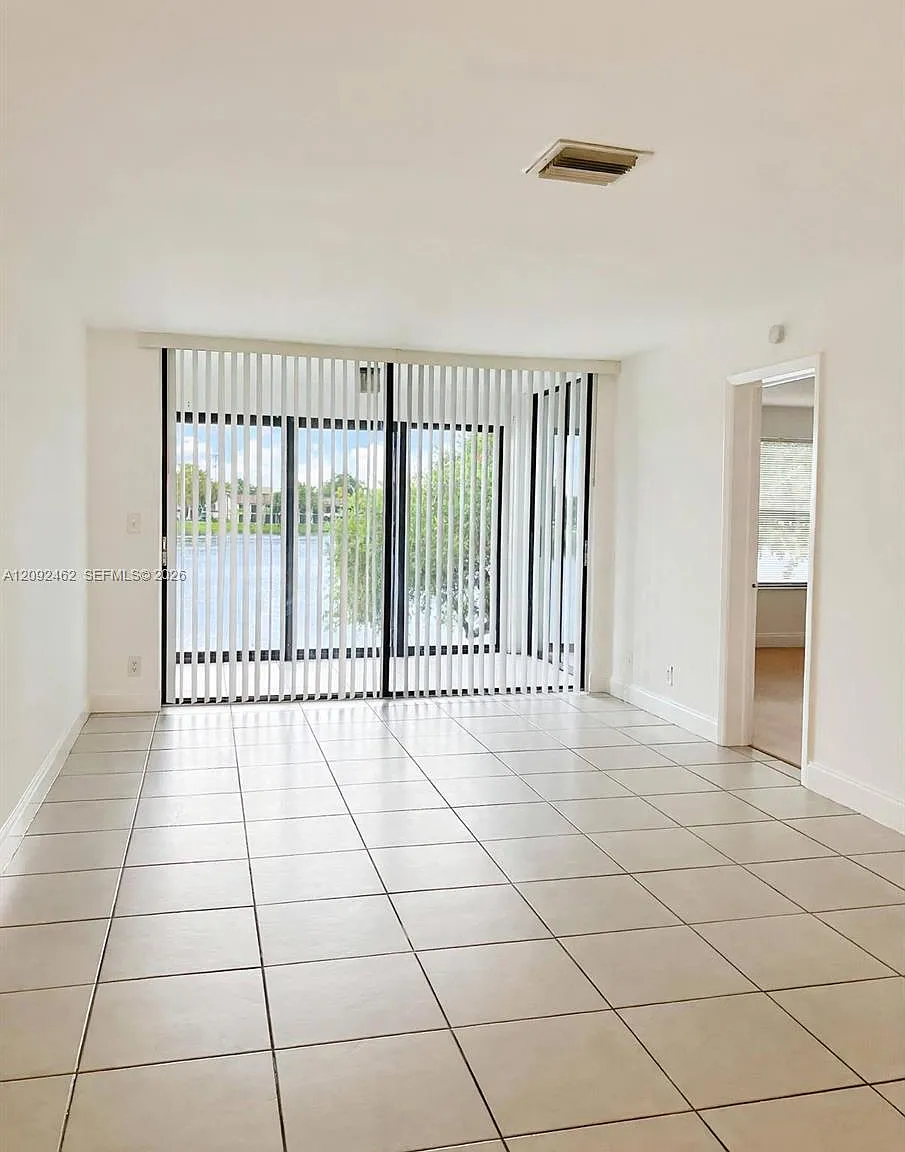 Lake Pointe Condominium N — Photo 1