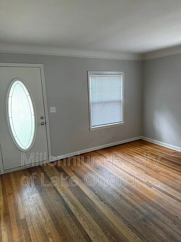 3 bed, 1.0 bath, 1100 sqft, $1,495 — Photo 2