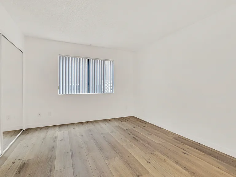 22415 Del Valle St — Photo 10