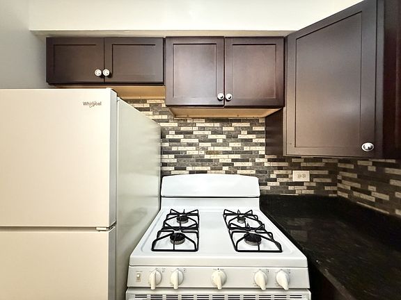 4th image of 6830 N Sheridan Rd #662
