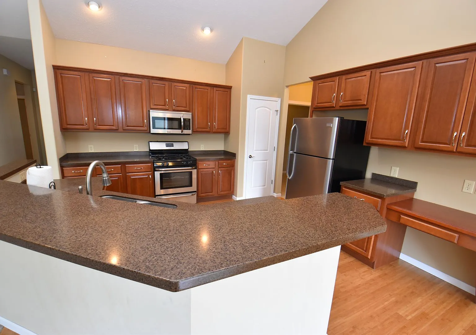 Executive home with pond views just 10 mins to Notre Dame. — Photo 4