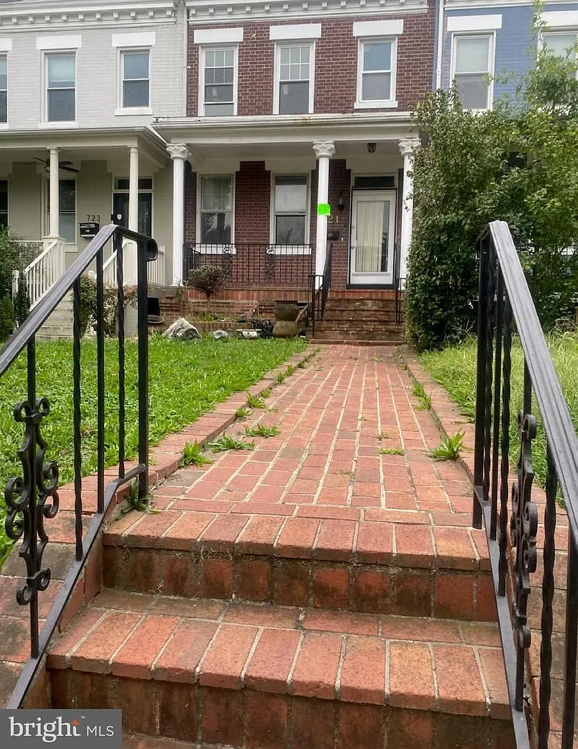 721 K St NE — Photo 1