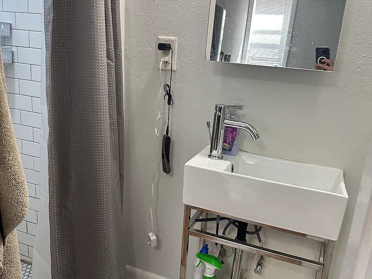 722 E 6th St #1R — Photo 8
