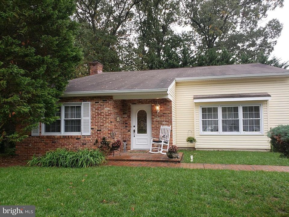 1st image of 445 Gainsborough Ct