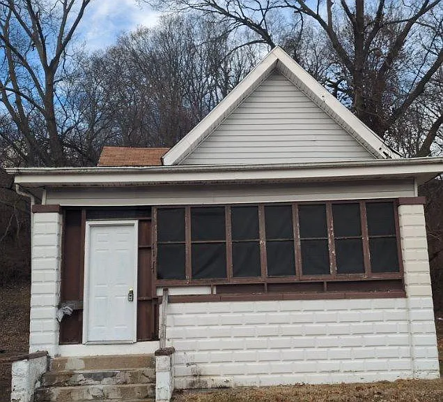 1117 NE Glendale Ave — Photo 2