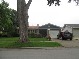 19 Wildwood Rd, Elk Grove Village, IL 60007