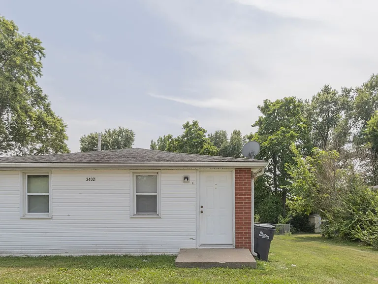 1410 Westwind Dr — Photo 2