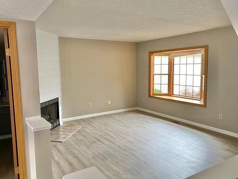 1162 Cambridge Way — Photo 3