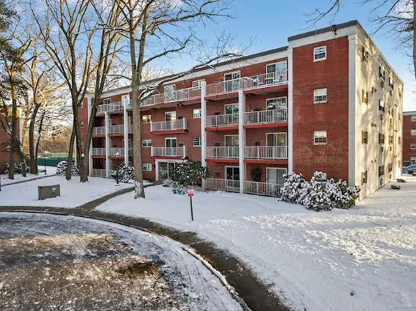 55 Greentree Ln APT 47, Weymouth, MA 02190