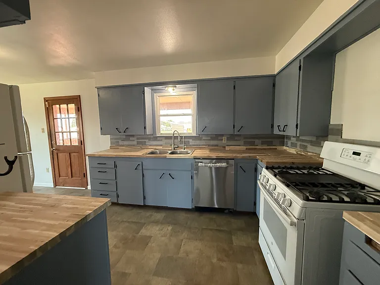 1501 E Everglade Ave — Photo 4