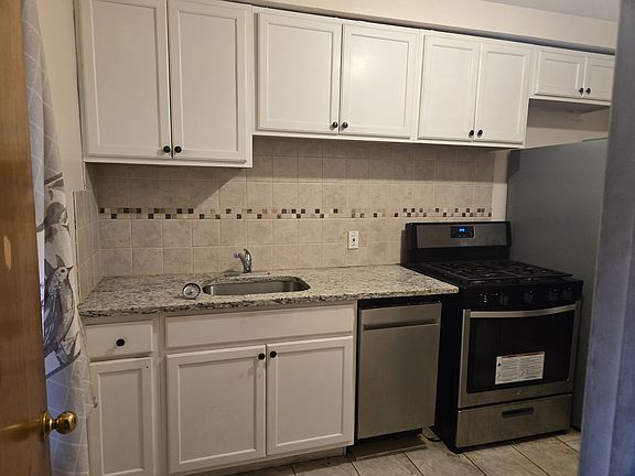 5th image of 17960 Glendale St