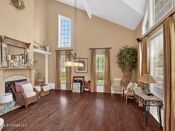 5th image of 621 S Springlake Cir