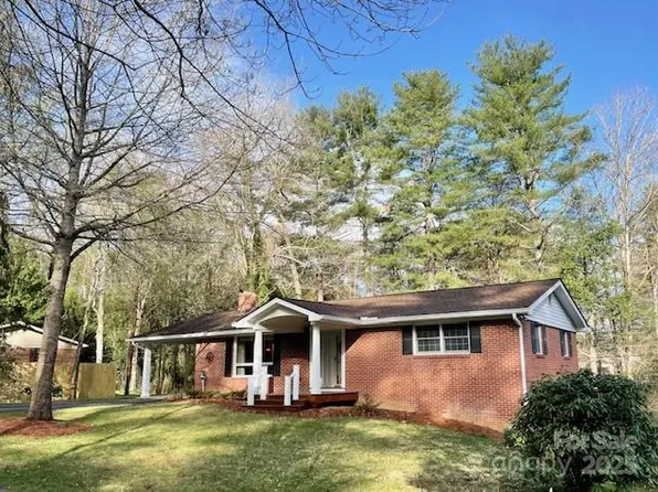 19 Robert E Lee Dr, Flat Rock, NC 28731