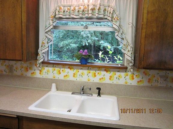 Double large sink, and window to garden