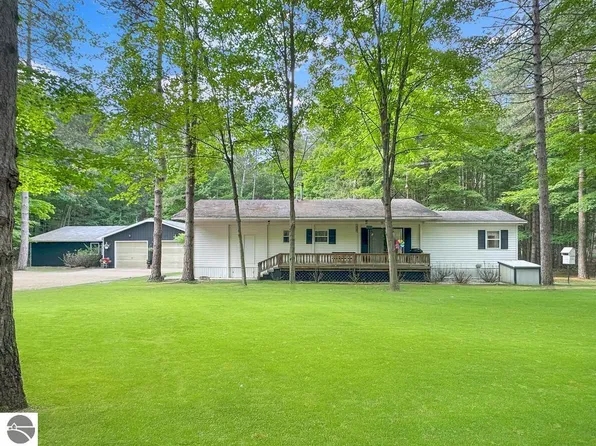 224 S Ferris Rd, Sumner, MI 48889