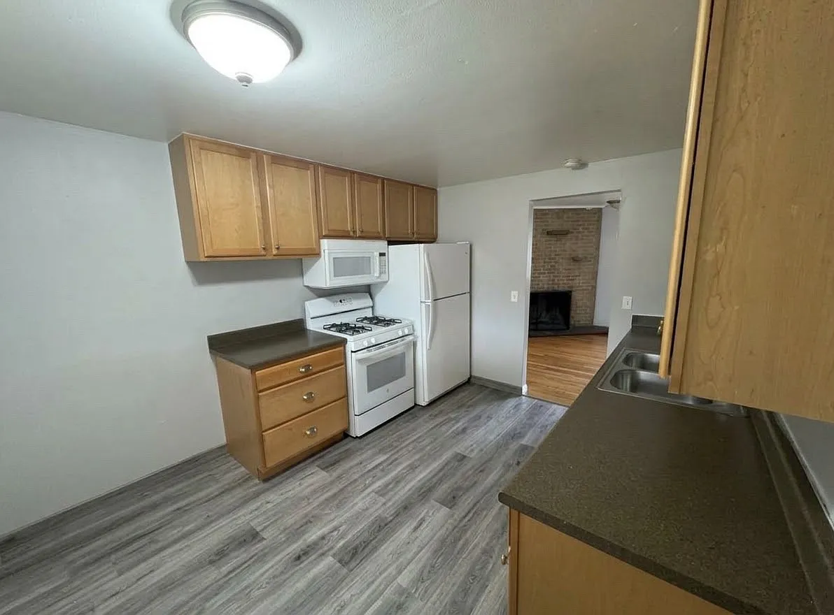 3 bed, 1976 sqft, $2,700 — Photo 3