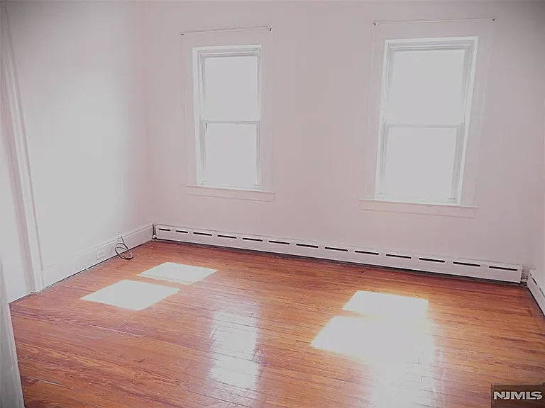 33 Center St — Photo 3