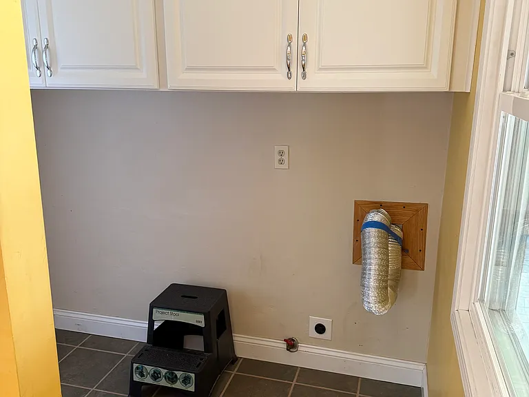 Washer and Dryer Hook-up (gas or electric dryer hook-up