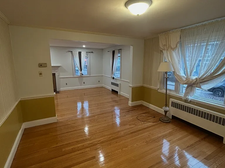 632 W Roxbury Pkwy — Photo 3