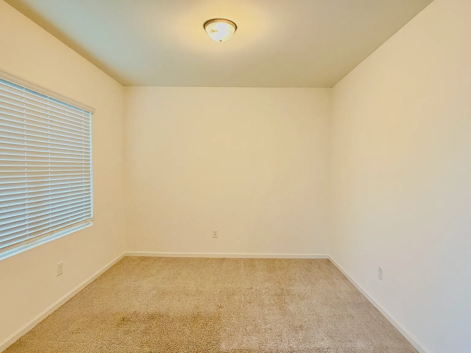 4 bed, 2.5 bath, 2512 sqft, $2,000 — Photo 4