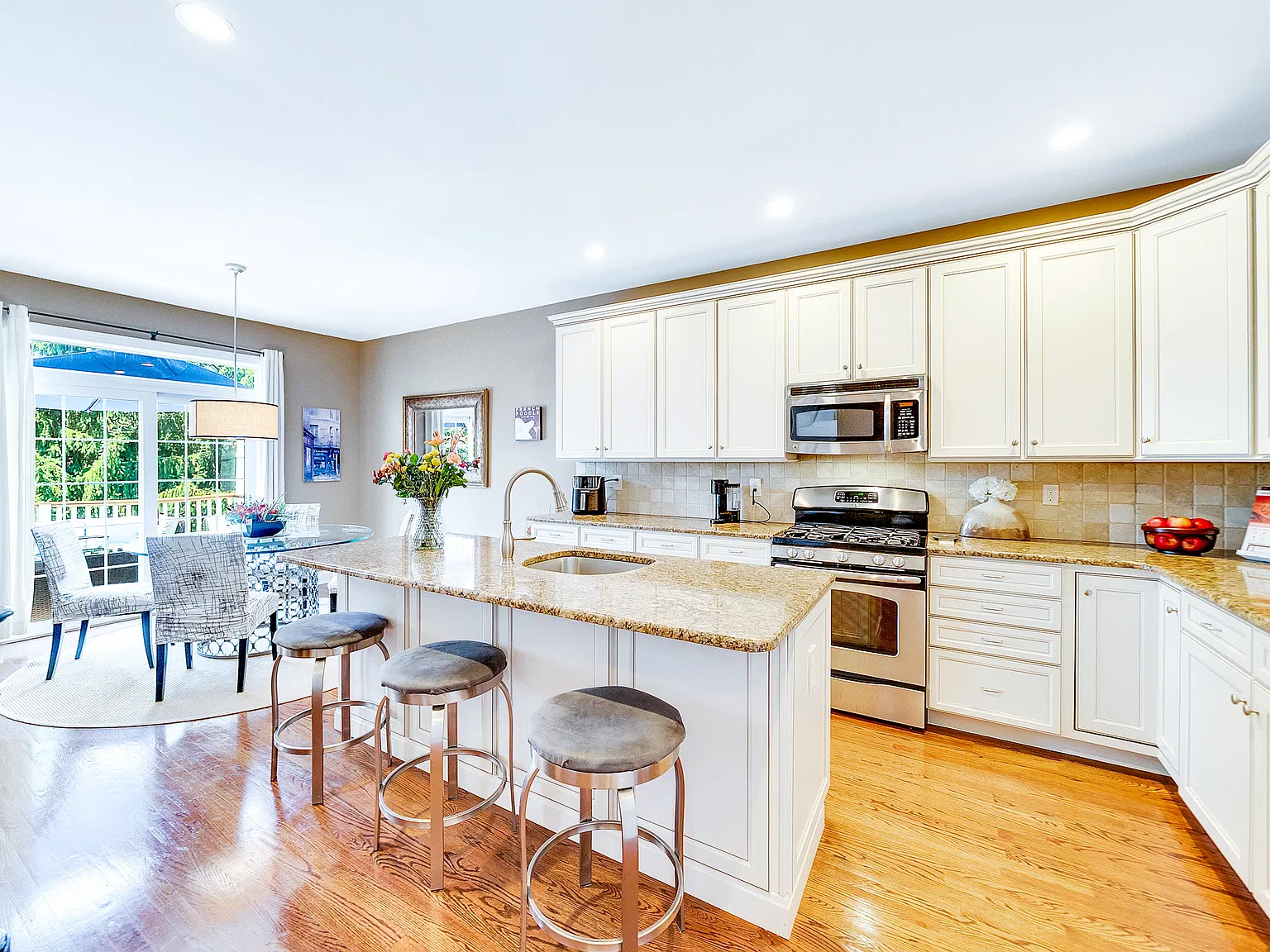 3 bed, 3700 sqft, $3,975 — Photo 3
