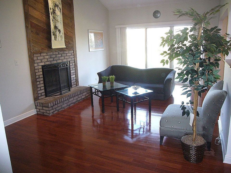 spacious great room w/ vaulted ceiling