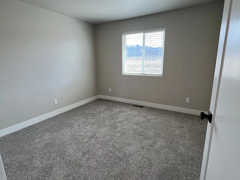 2656 N Clark Pkwy — Photo 15