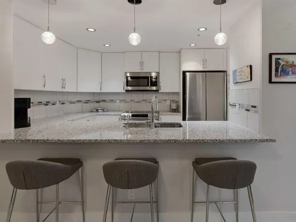 32 S Varsity Estates Cir NW #109, Calgary, AB T3A 2Y1