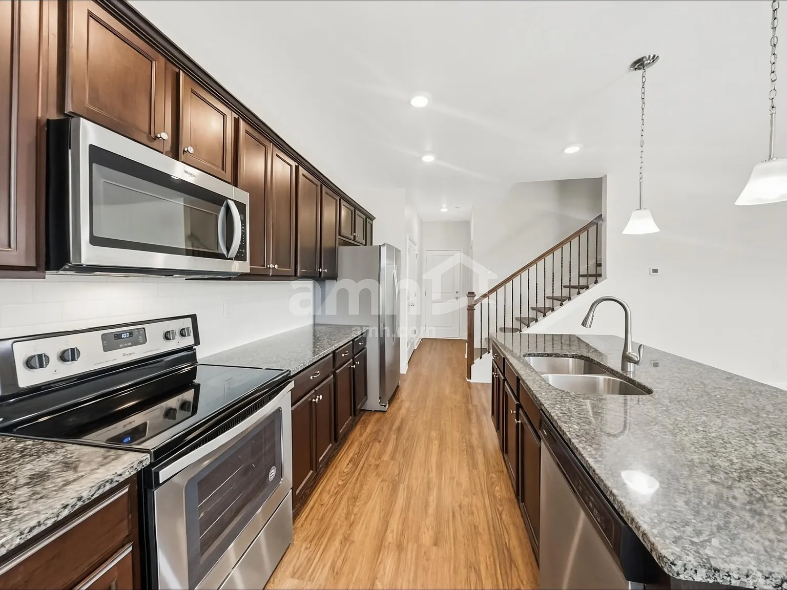5 bed, 3.0 bath, 2400 sqft, $2,570 — Photo 3