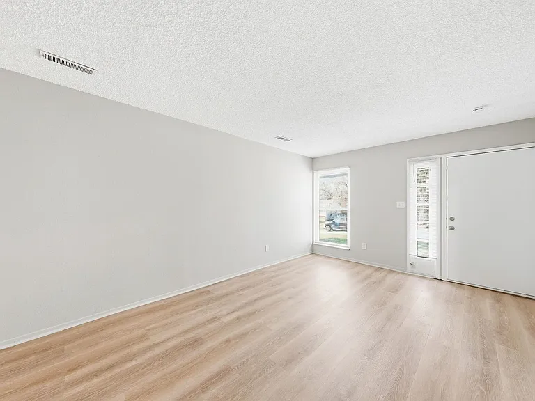 2415 Shirley Ave — Photo 15