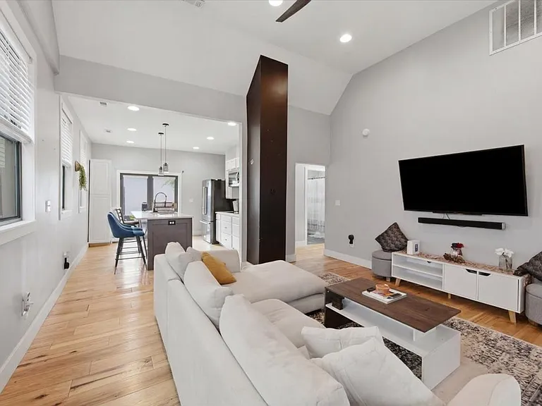 1605 English Ave — Photo 2