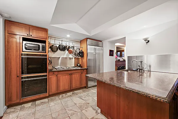 Rented by APT212 INC | media 38