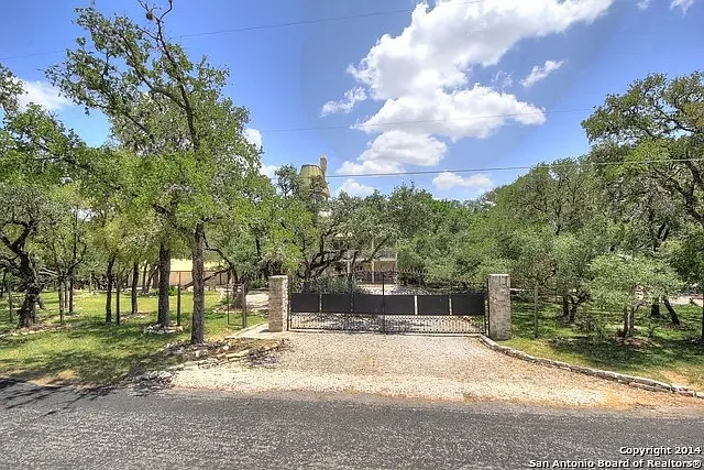 5 bed, 5.5 bath, 5637 sqft, $3,950 — Photo 2