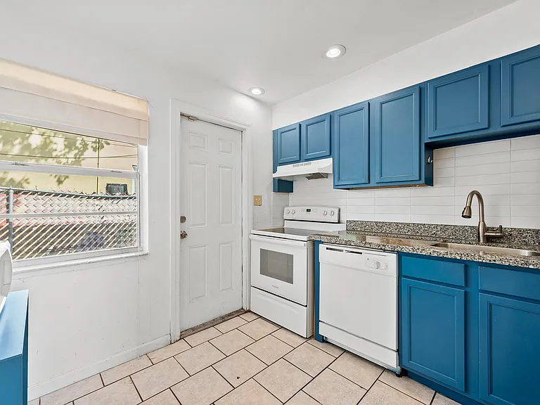 1127 NE 5th Ave #4 — Photo 10