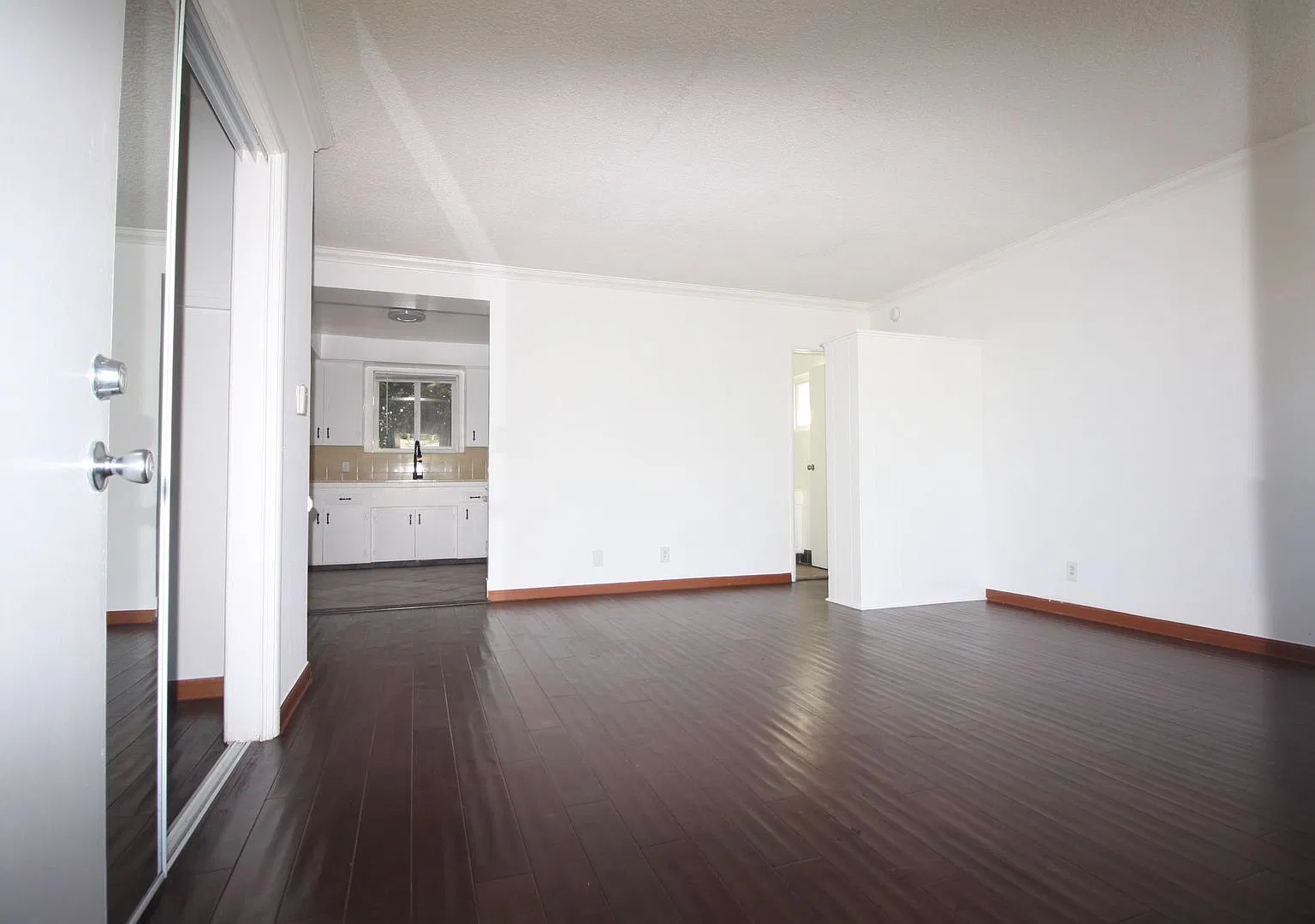326 MacNeil St — Photo 1