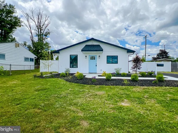 31 Pinewood Dr, Levittown, PA 19054