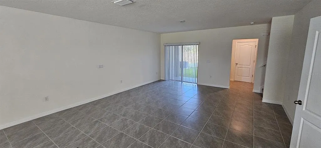 3 bed, 2.5 bath, 1560 sqft, $2,200 — Photo 2