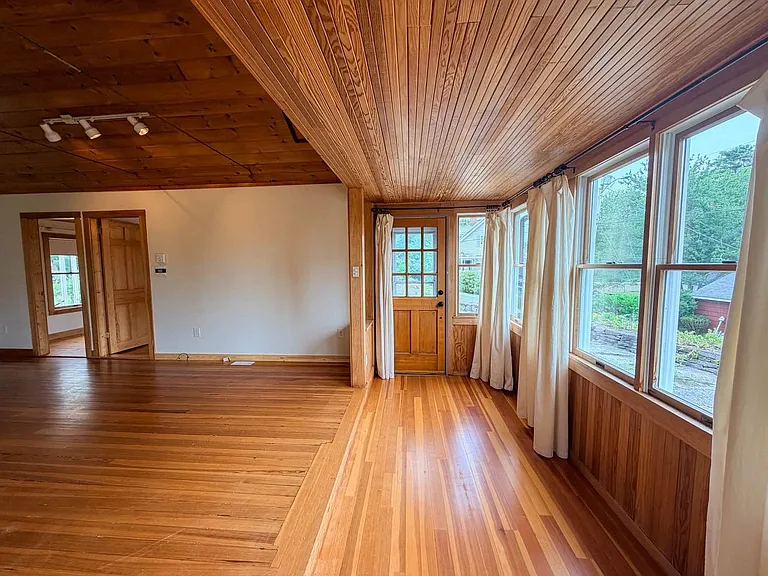121 Old Schoolhouse Rd — Photo 14