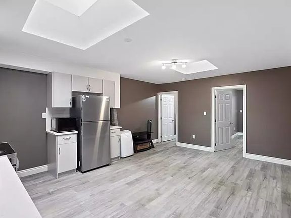 5th image of 1344 Wyandotte St E #5