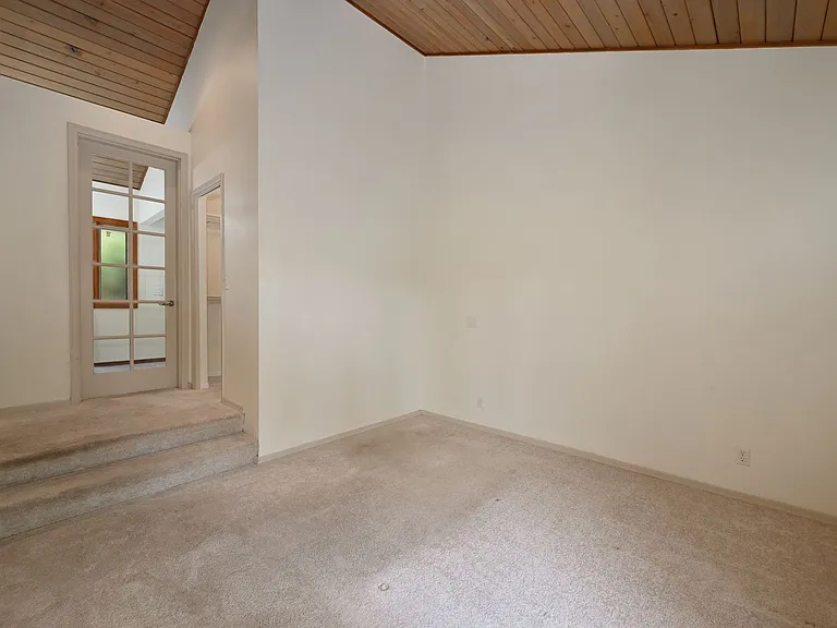 18307 NE 19th Pl — Photo 17