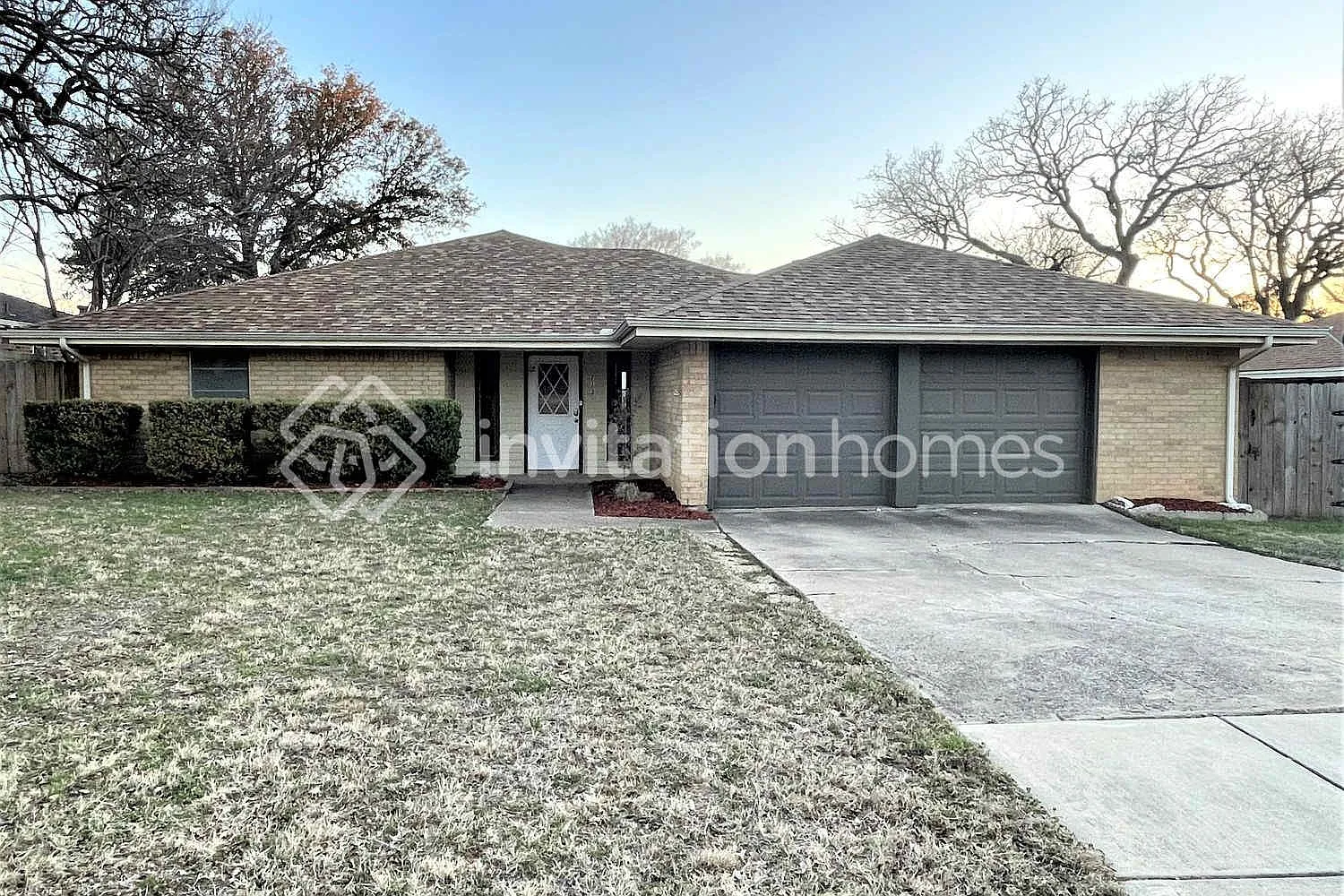 713 Ridgewood Cir Hurst, TX 76054 — Photo 1