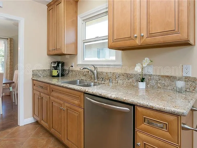 11252 Delano St — Photo 15