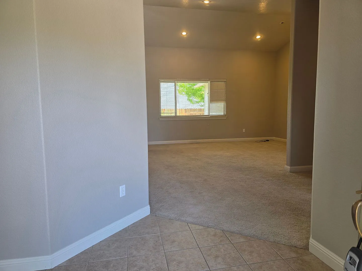 Large 3 bedroom plus Office - cats okay - Short Term okay — Photo 2
