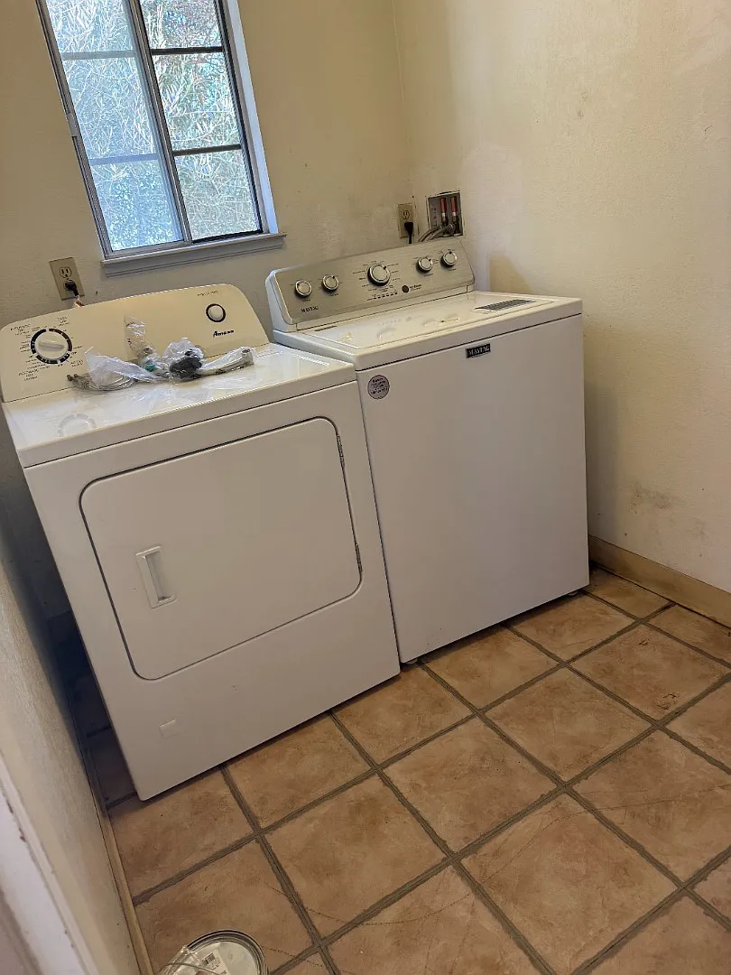 Spacious 2-Bedroom Condo in Prime Santa Clara Location - 2 Car parking spots included, in-unit la... — Photo 2